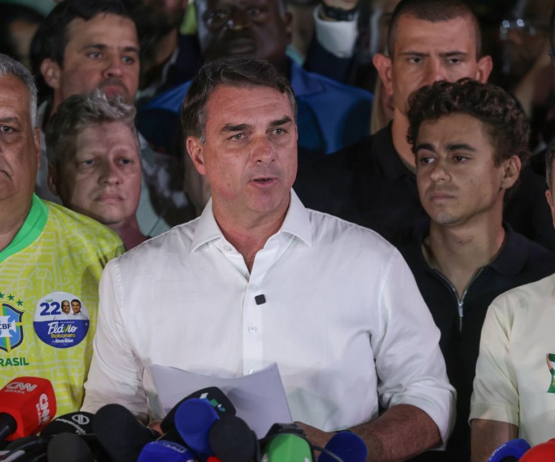 Entenda: investigações contra Flávio continuam no STF após fuga