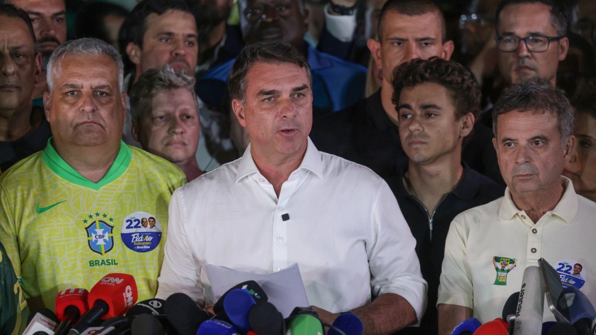 Entenda: investigações contra Flávio continuam no STF após fuga