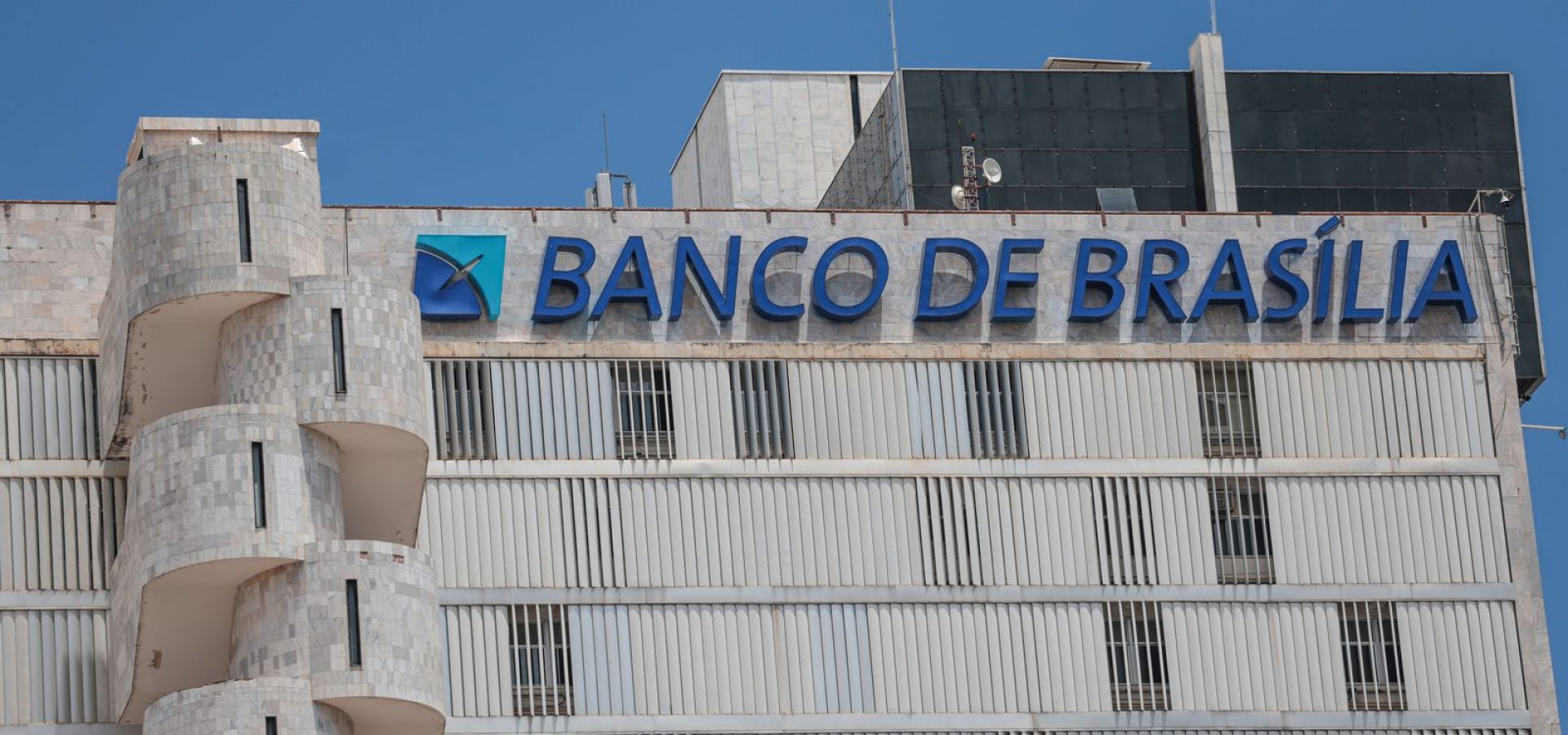 Justiça bloqueia ações do BRB ligadas a Banco Master