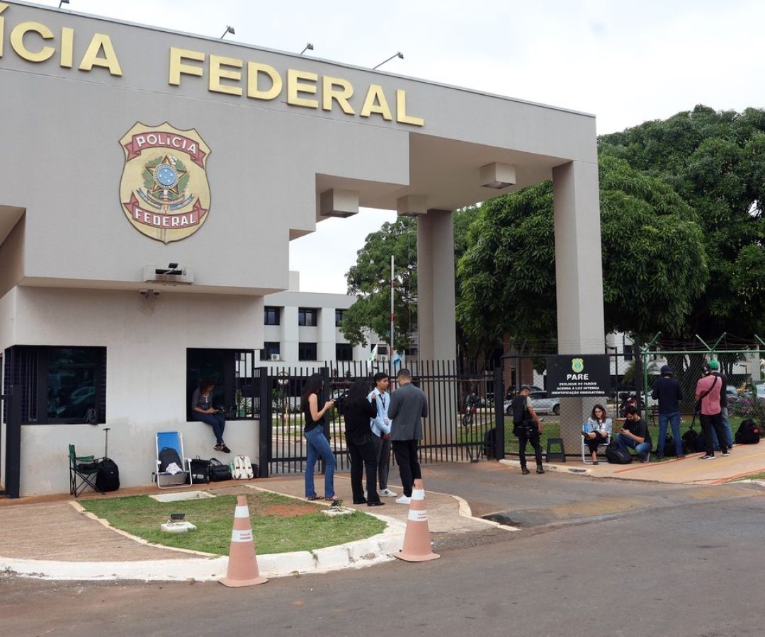 "Todo mundo sabe o que ele fez", diz Lula sobre prisão de Bolsonaro