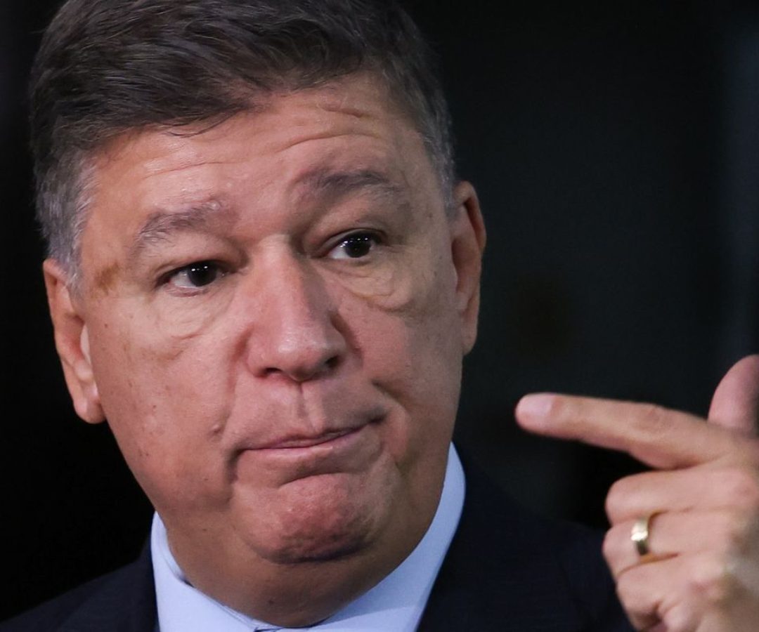 Dino dá 5 dias para senador explicar repasse de emendas à Lagoinha