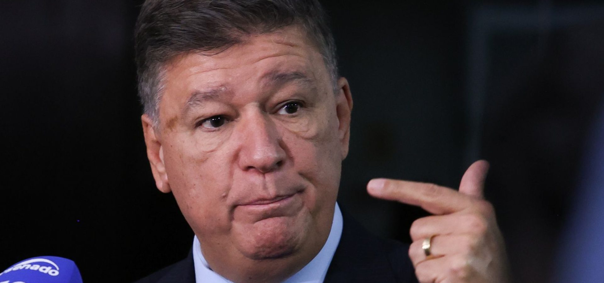 Dino dá 5 dias para senador explicar repasse de emendas à Lagoinha