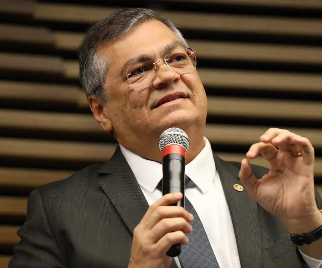 Dino cita Master e determina revisão de regras da CVM
