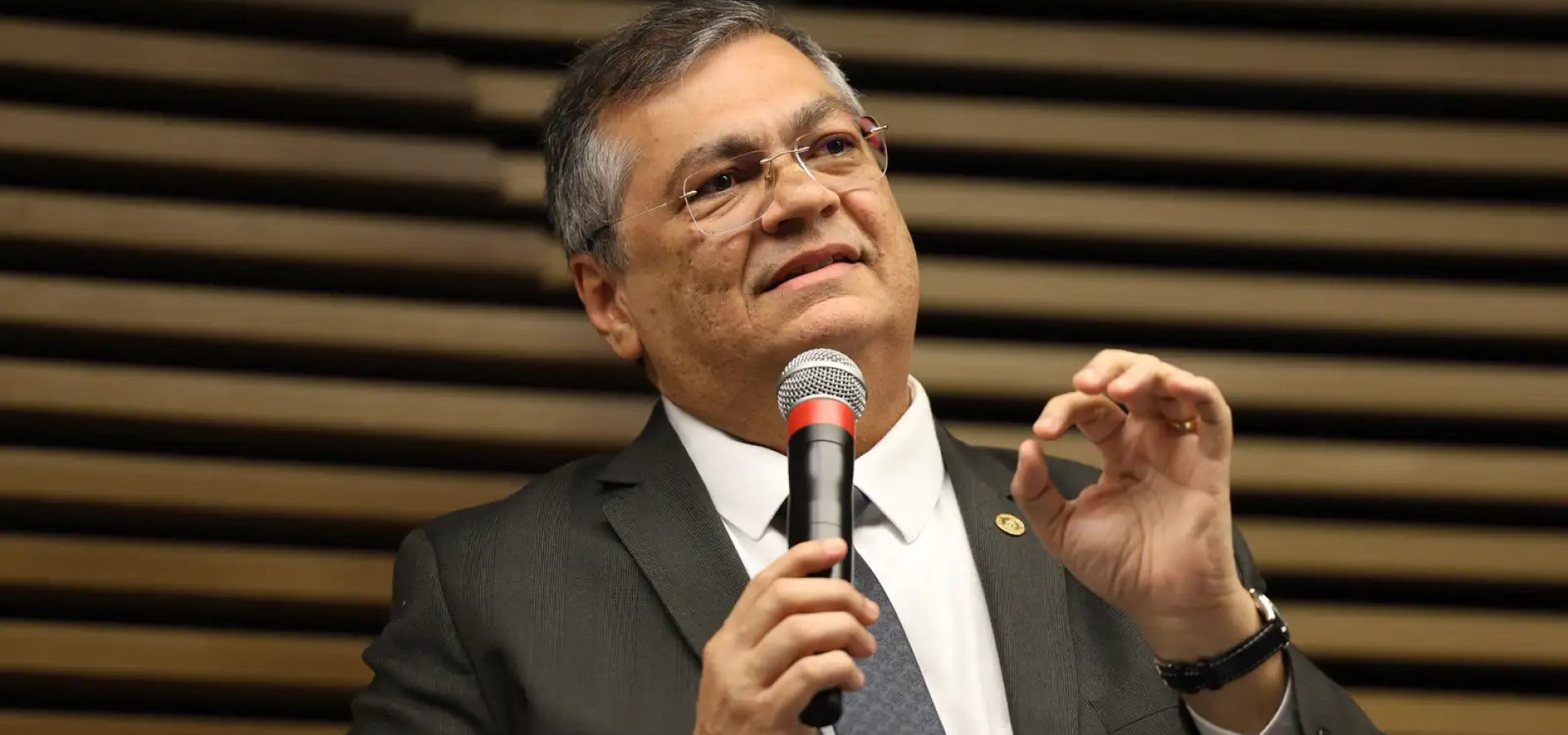 Dino cita Master e determina revisão de regras da CVM