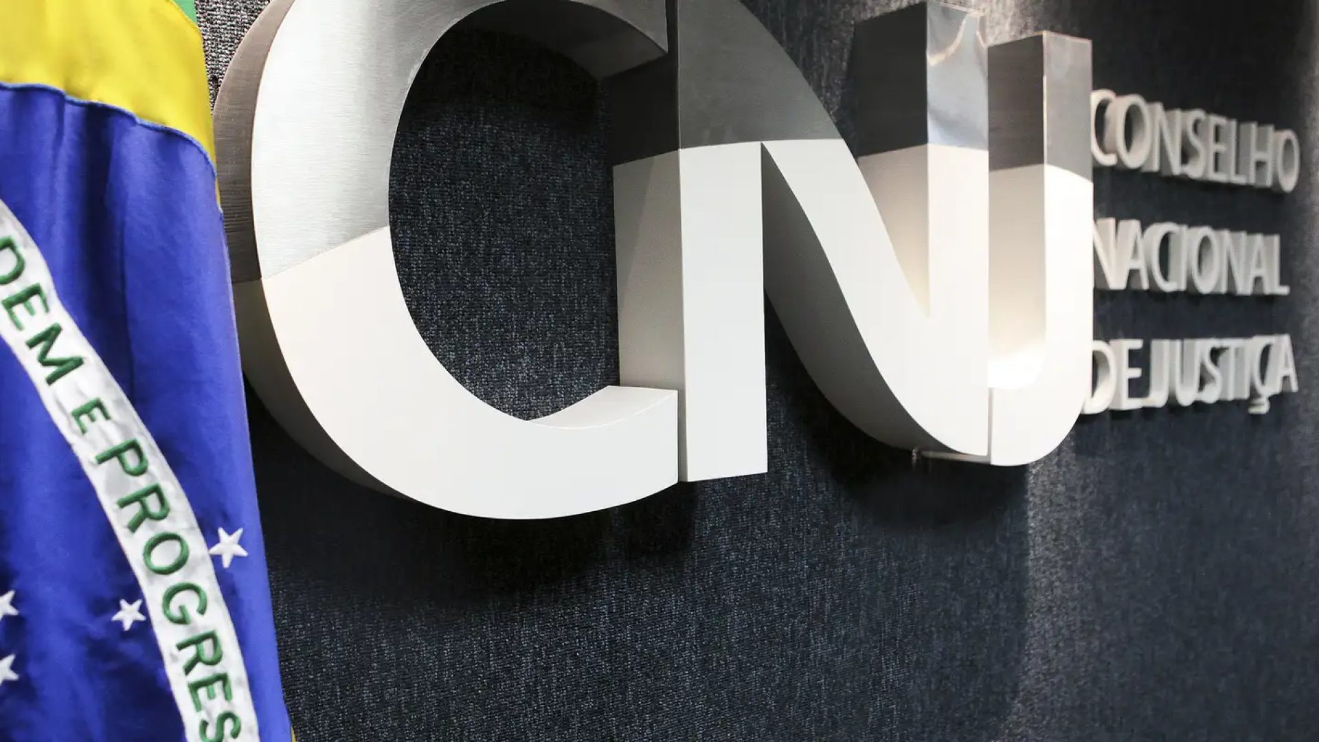 CNJ faz operação em gabinete de desembargador ligado a Nunes Marques