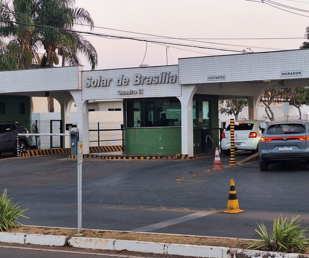 Bolsonaro pede autorização para receber Mileii na prisão domiciliar