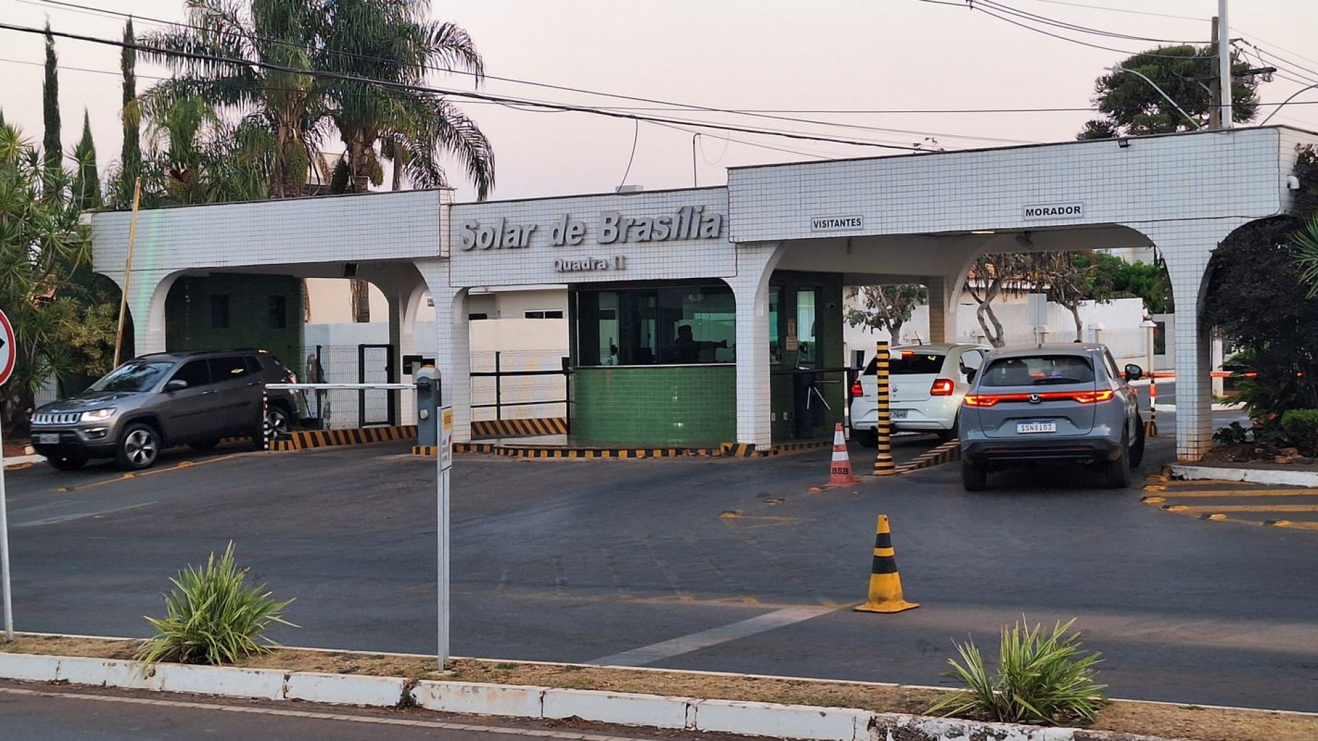 Bolsonaro pede autorização para receber Mileii na prisão domiciliar