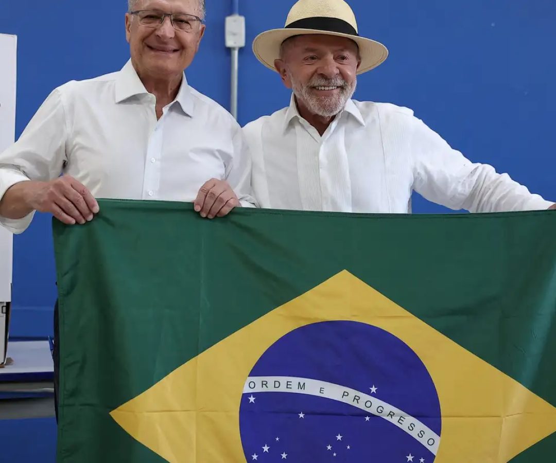 Mendonça dá 24h para remoção de posts sobre Lula e bandeira do Brasil 
