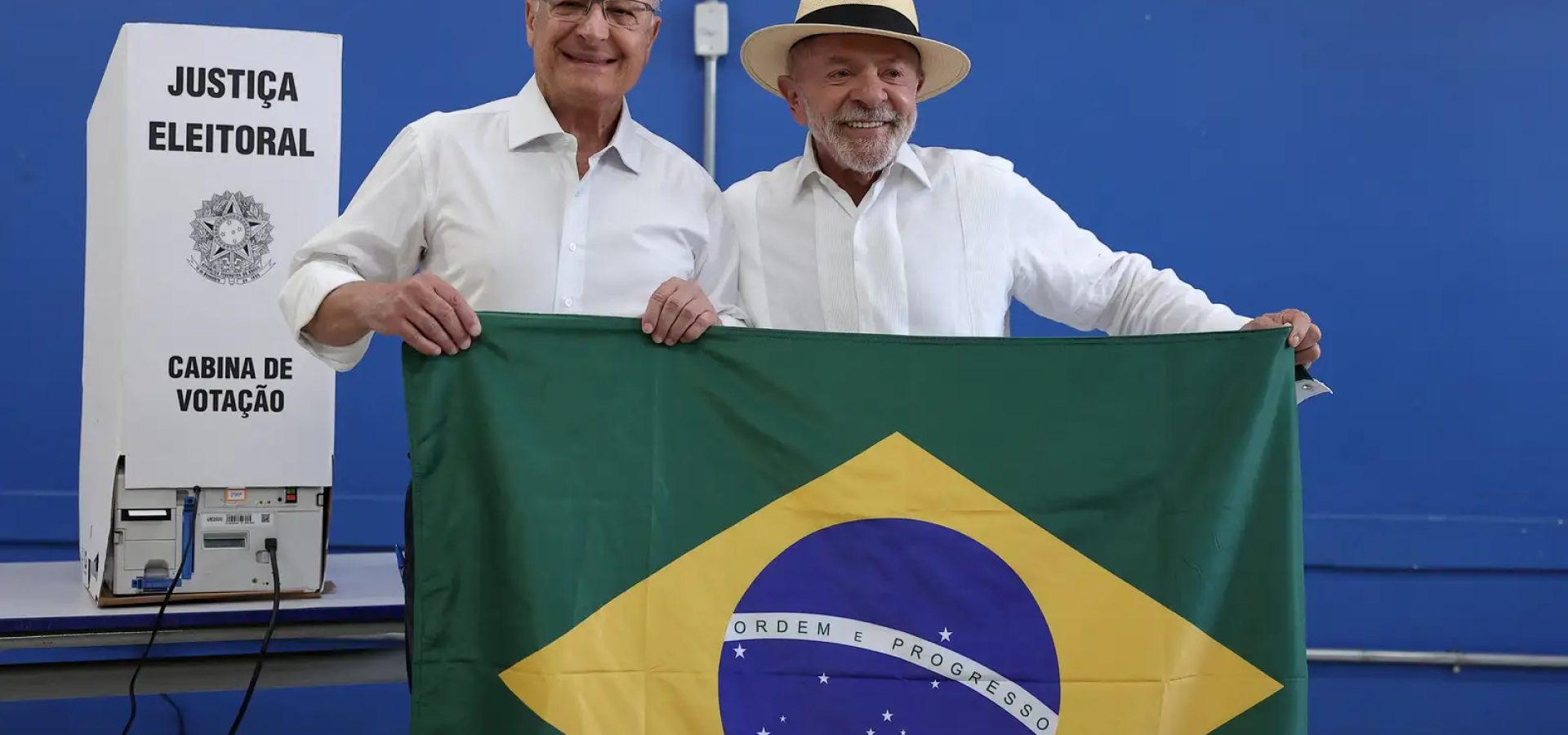 Mendonça dá 24h para remoção de posts sobre Lula e bandeira do Brasil 