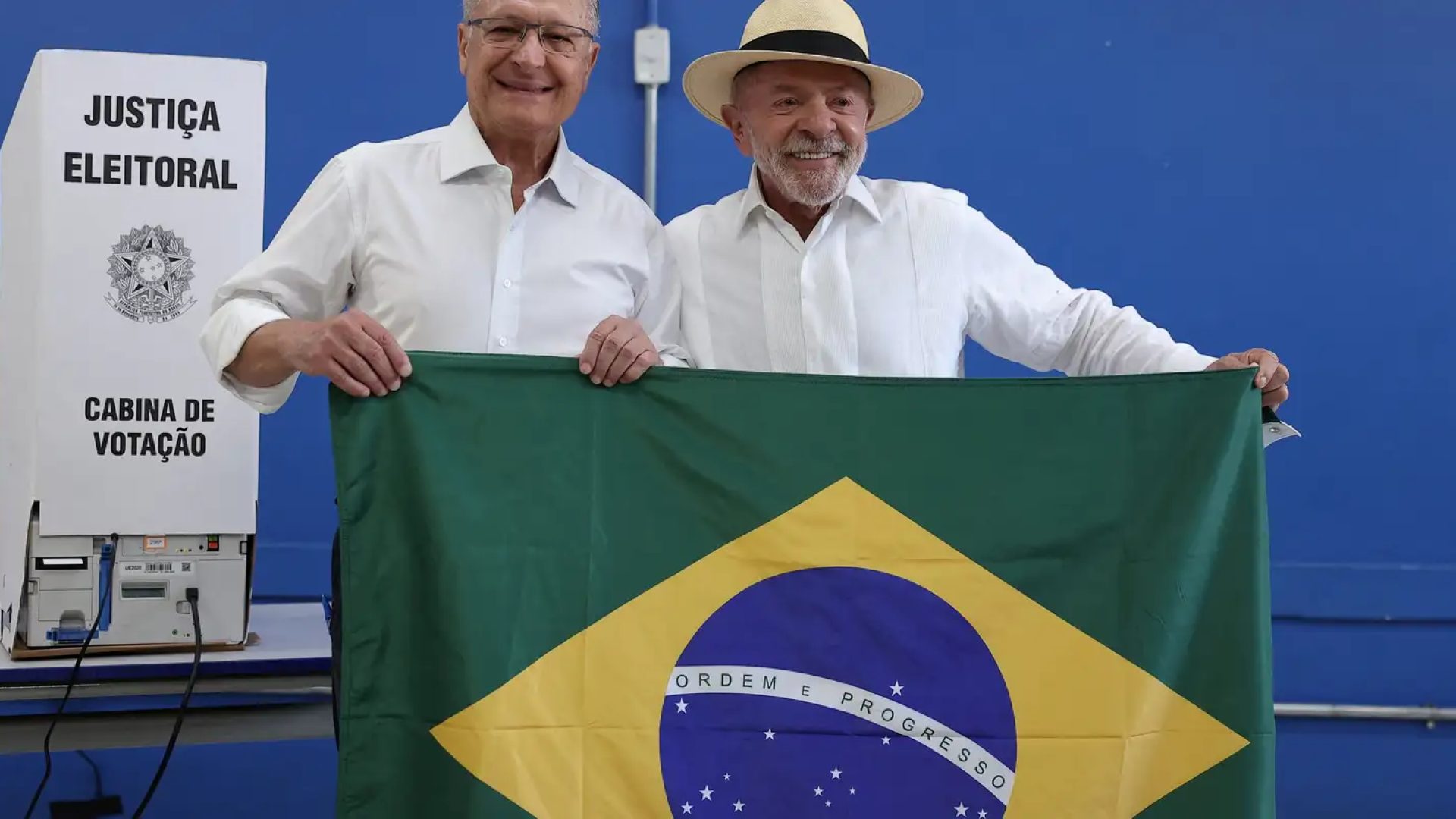 Mendonça dá 24h para remoção de posts sobre Lula e bandeira do Brasil 