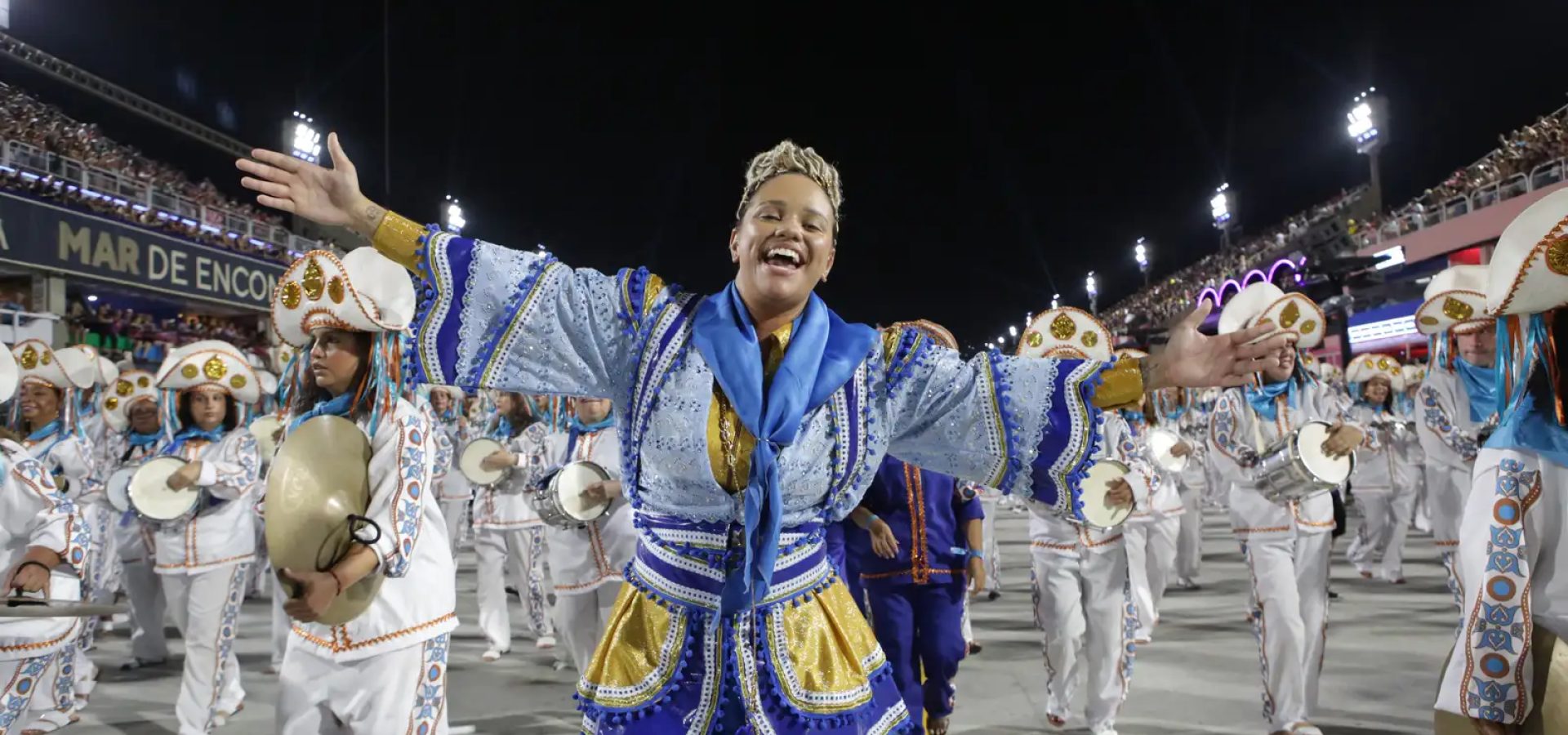 Laísa Lima é a primeira mulher mestra de bateria a passar na Sapucaí
