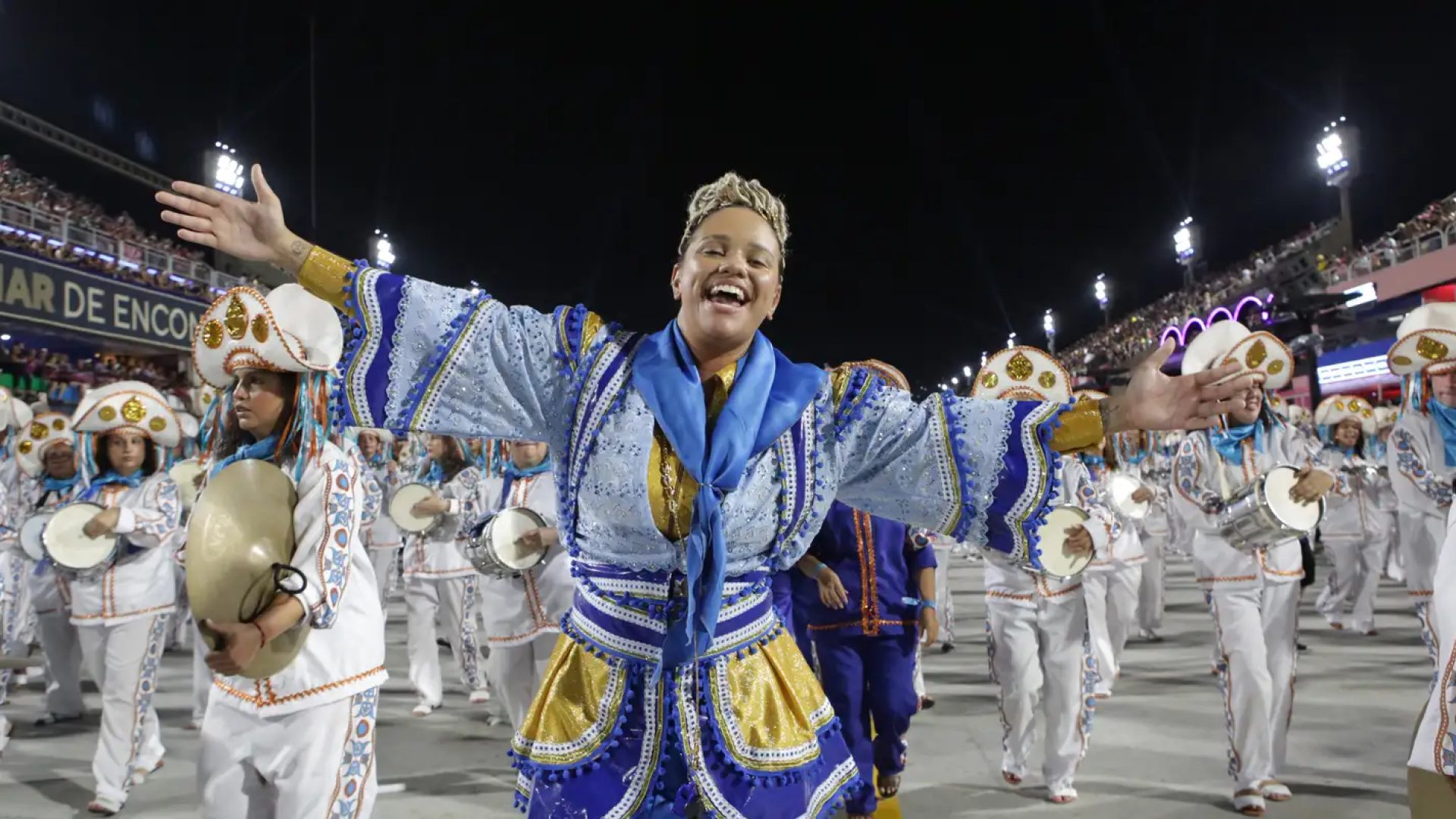 Laísa Lima é a primeira mulher mestra de bateria a passar na Sapucaí