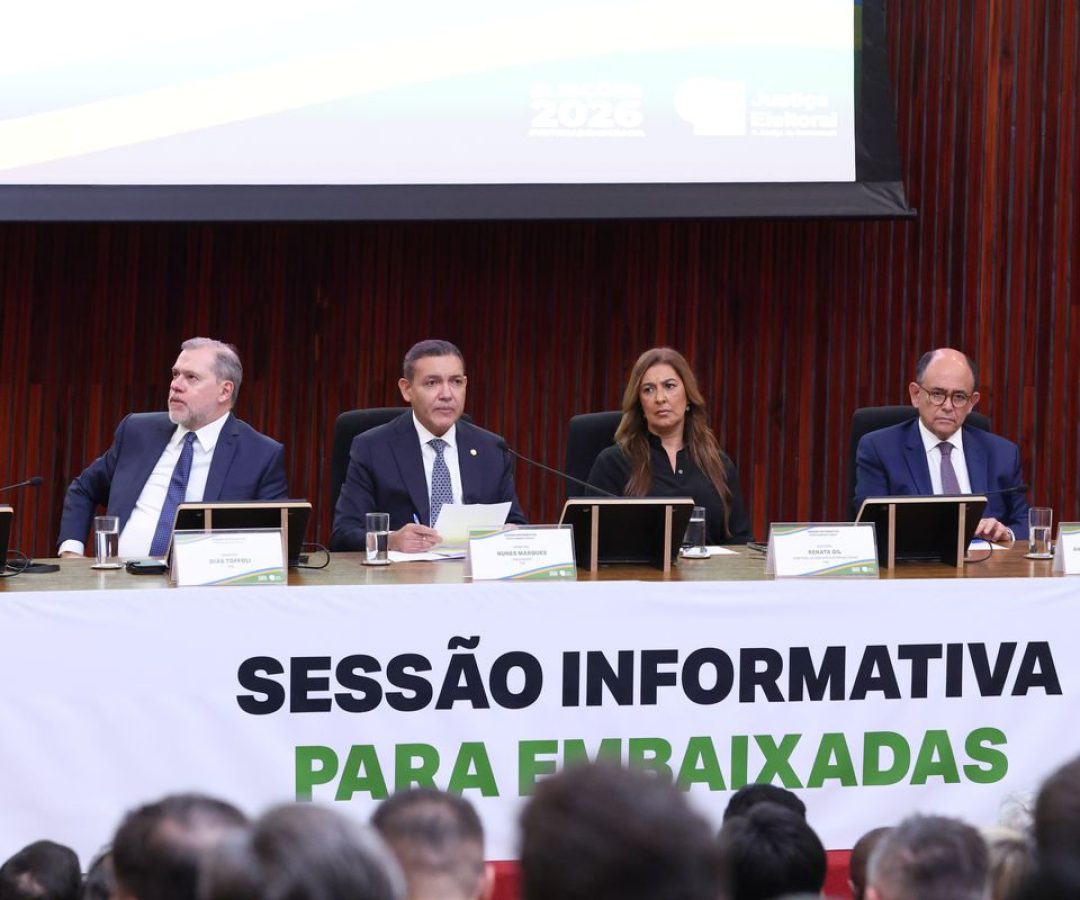 Presidente do TSE defende urna eletrônica em reunião com embaixadores