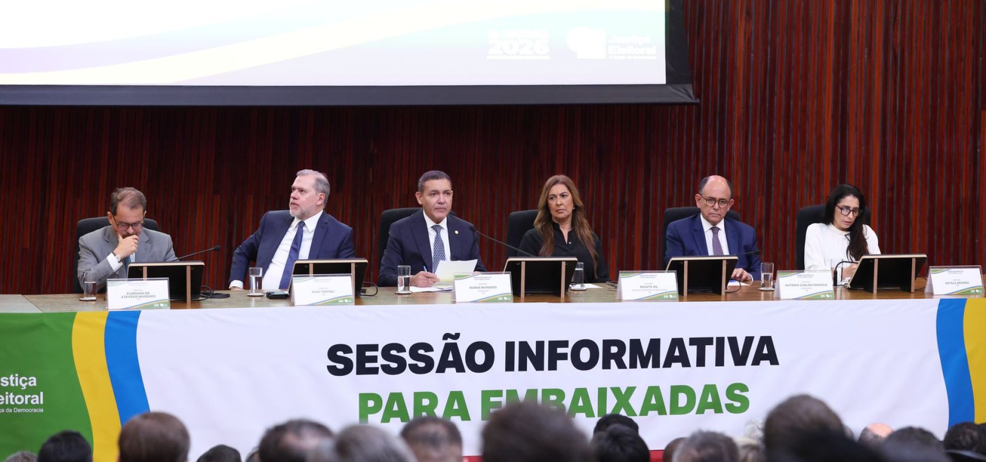 Presidente do TSE defende urna eletrônica em reunião com embaixadores