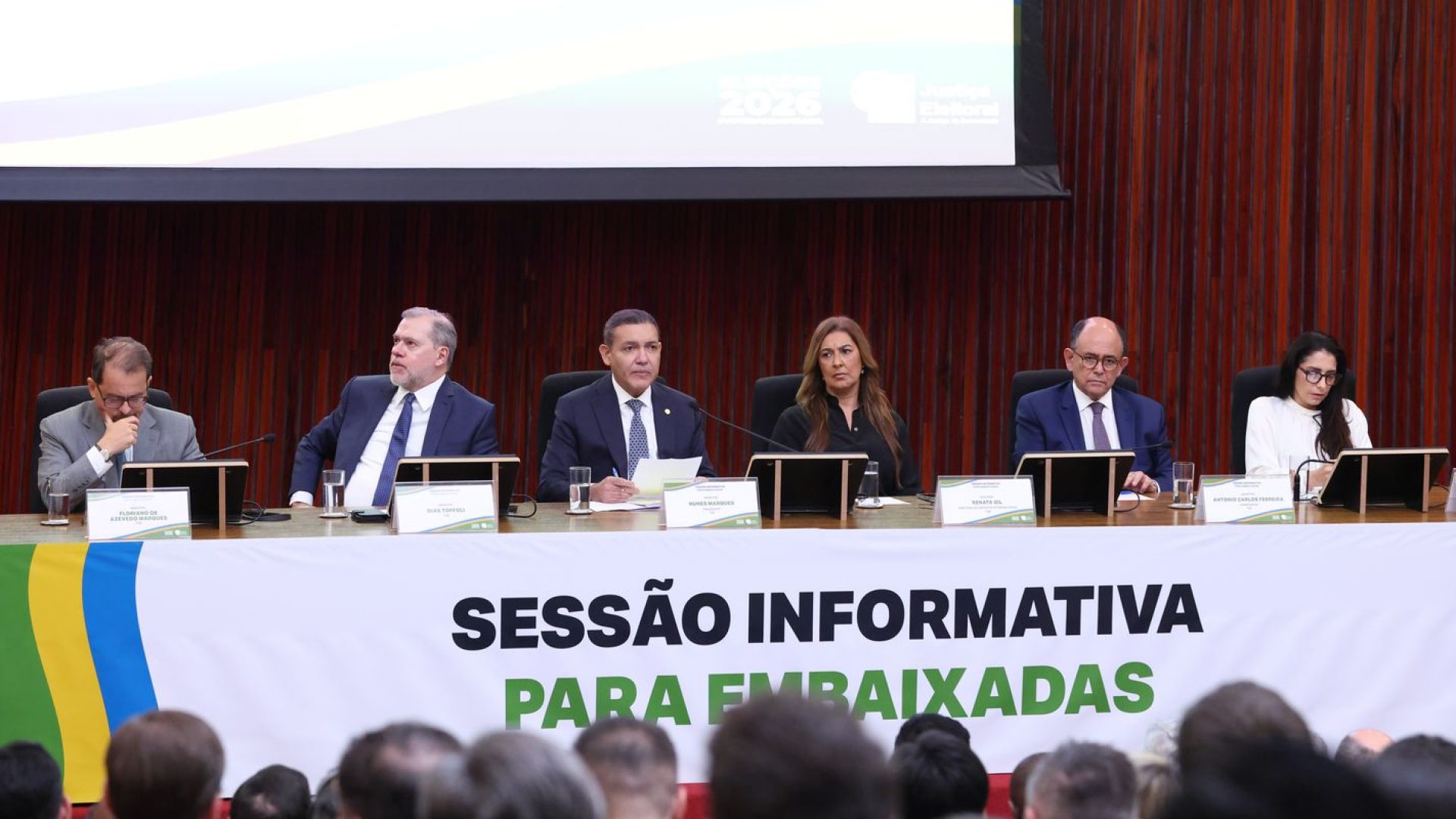 Presidente do TSE defende urna eletrônica em reunião com embaixadores