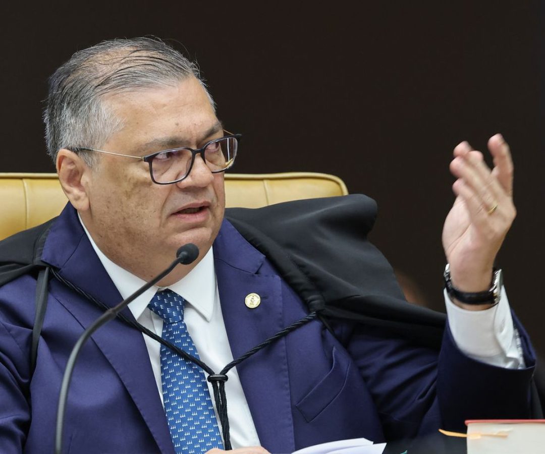 Dino e Zanin votam para julgar Moraes e Mendonça na mesma sessão