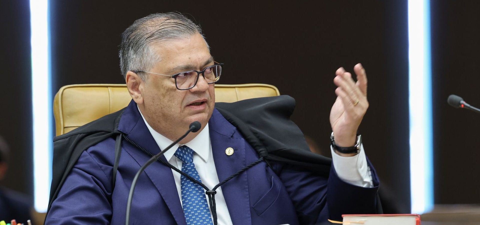 Dino e Zanin votam para julgar Moraes e Mendonça na mesma sessão