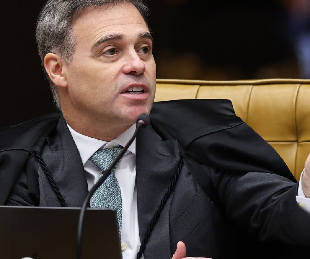 Mendonça acompanha Fachin e vota por julgamento separado de Moraes