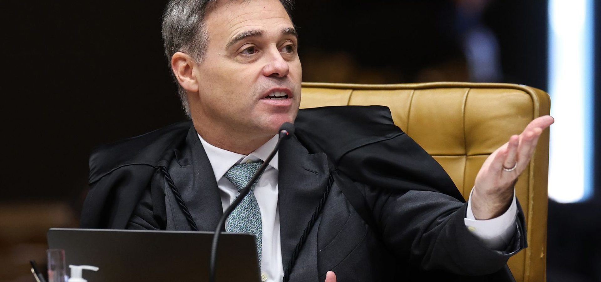 Mendonça acompanha Fachin e vota por julgamento separado de Moraes