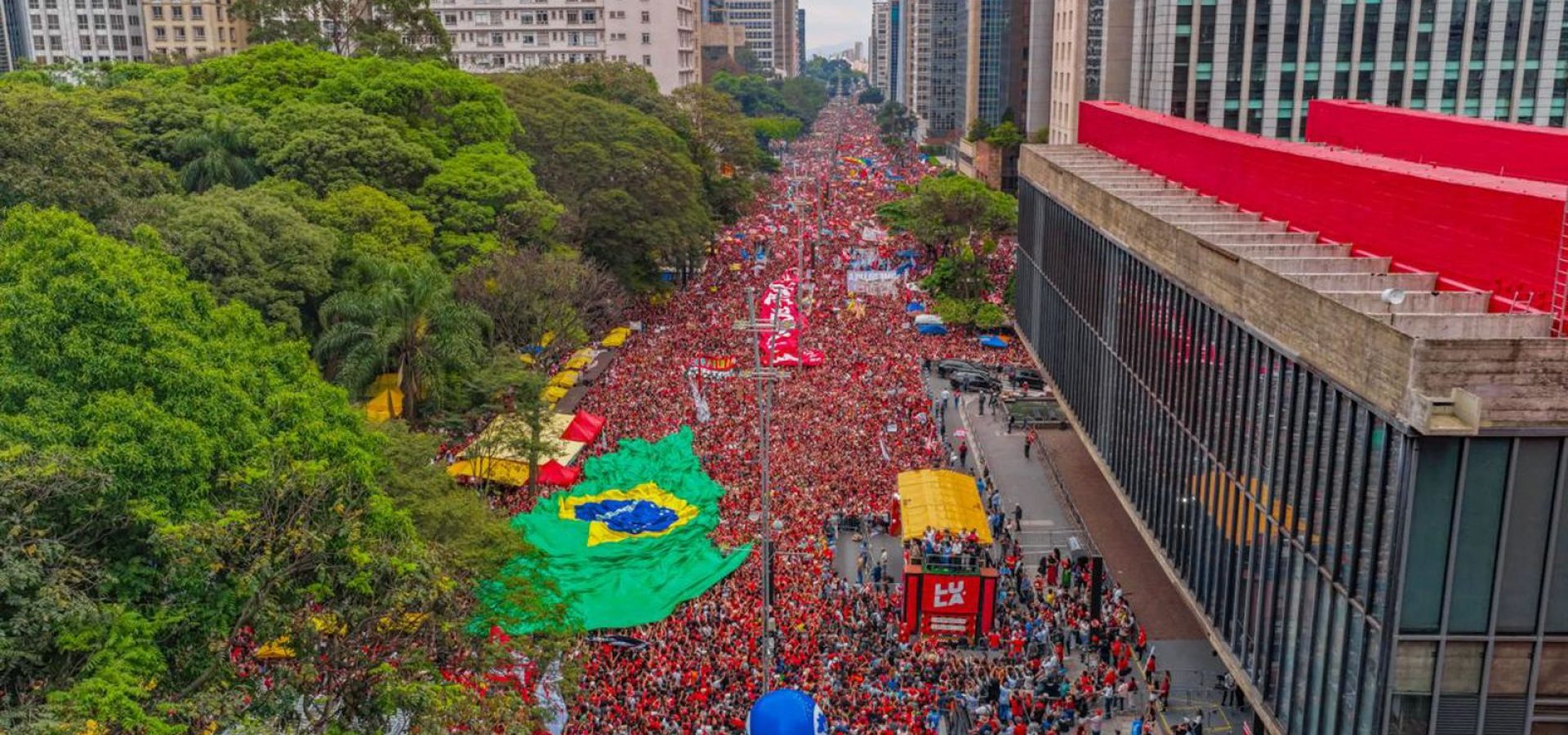 Campanha de Lula aciona TSE após post falso sobre comício na Paulista