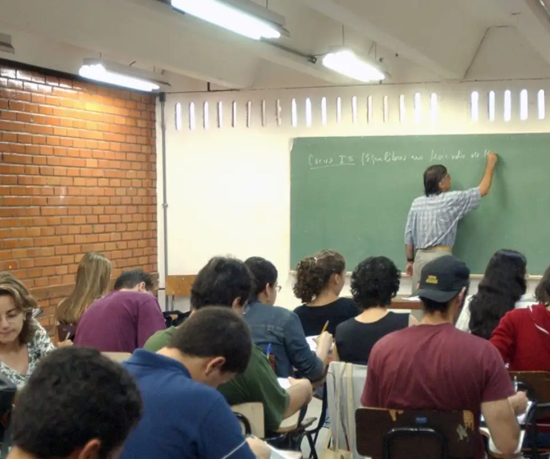 Metade dos professores formados em EAD tem desempenho insuficiente