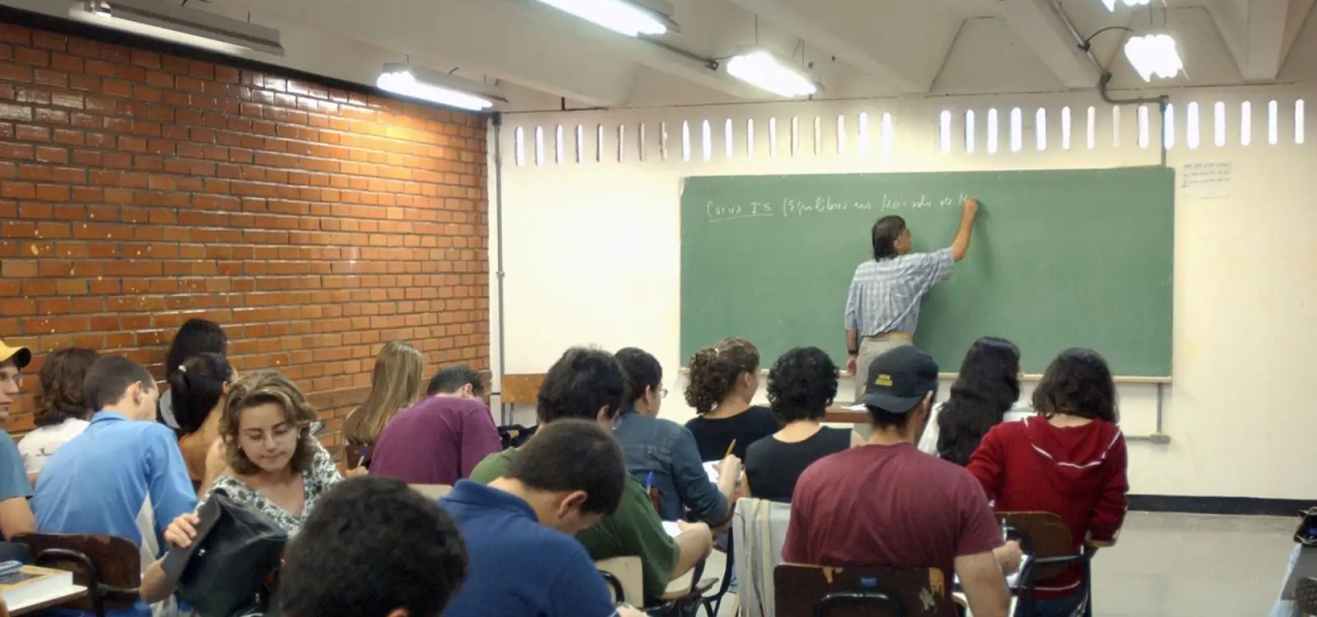 Metade dos professores formados em EAD tem desempenho insuficiente