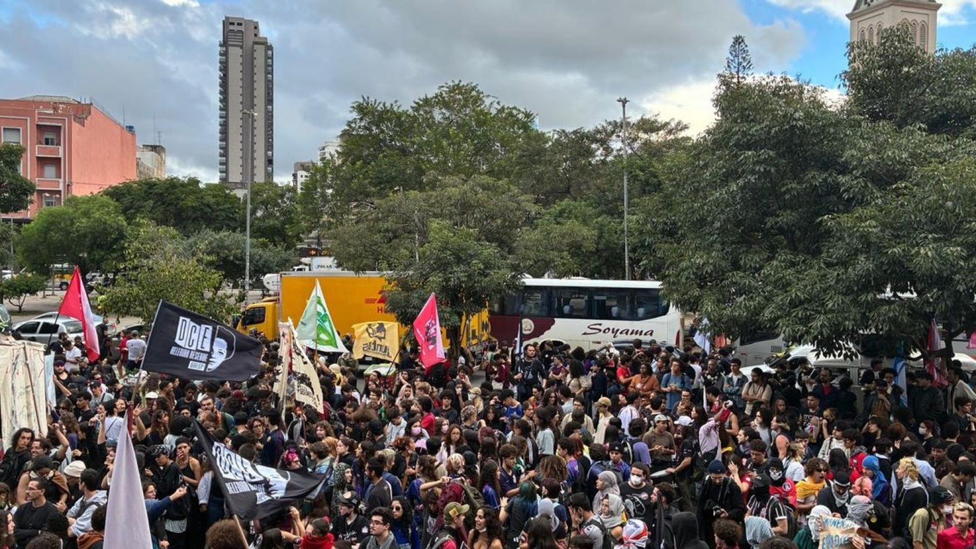Em ato na capital paulista, estudantes criticam políticas educacionais
