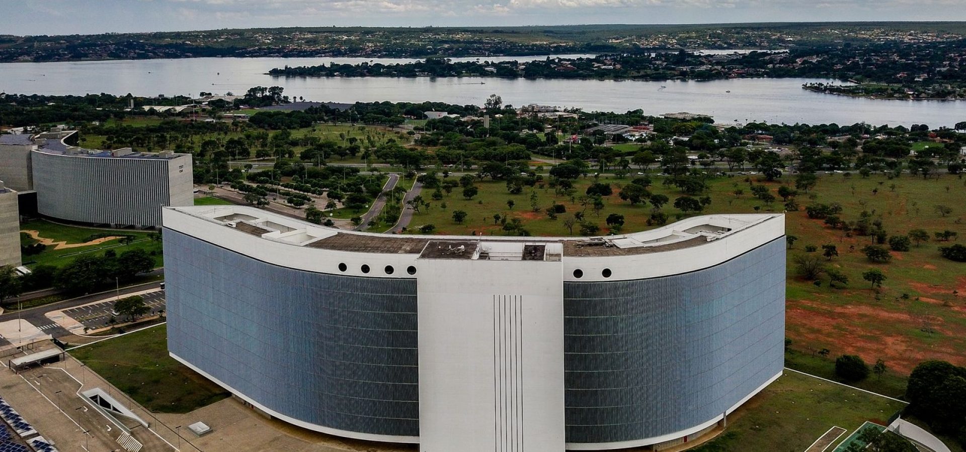 TSE determina isonomia após IA da Meta barrar imagens de Lula
