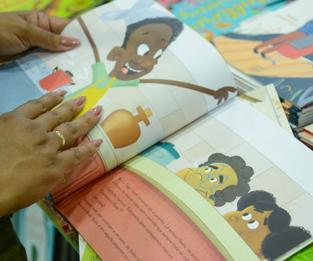 Bienal nas Escolas entra em clima de Copa para estimular leitura no RJ