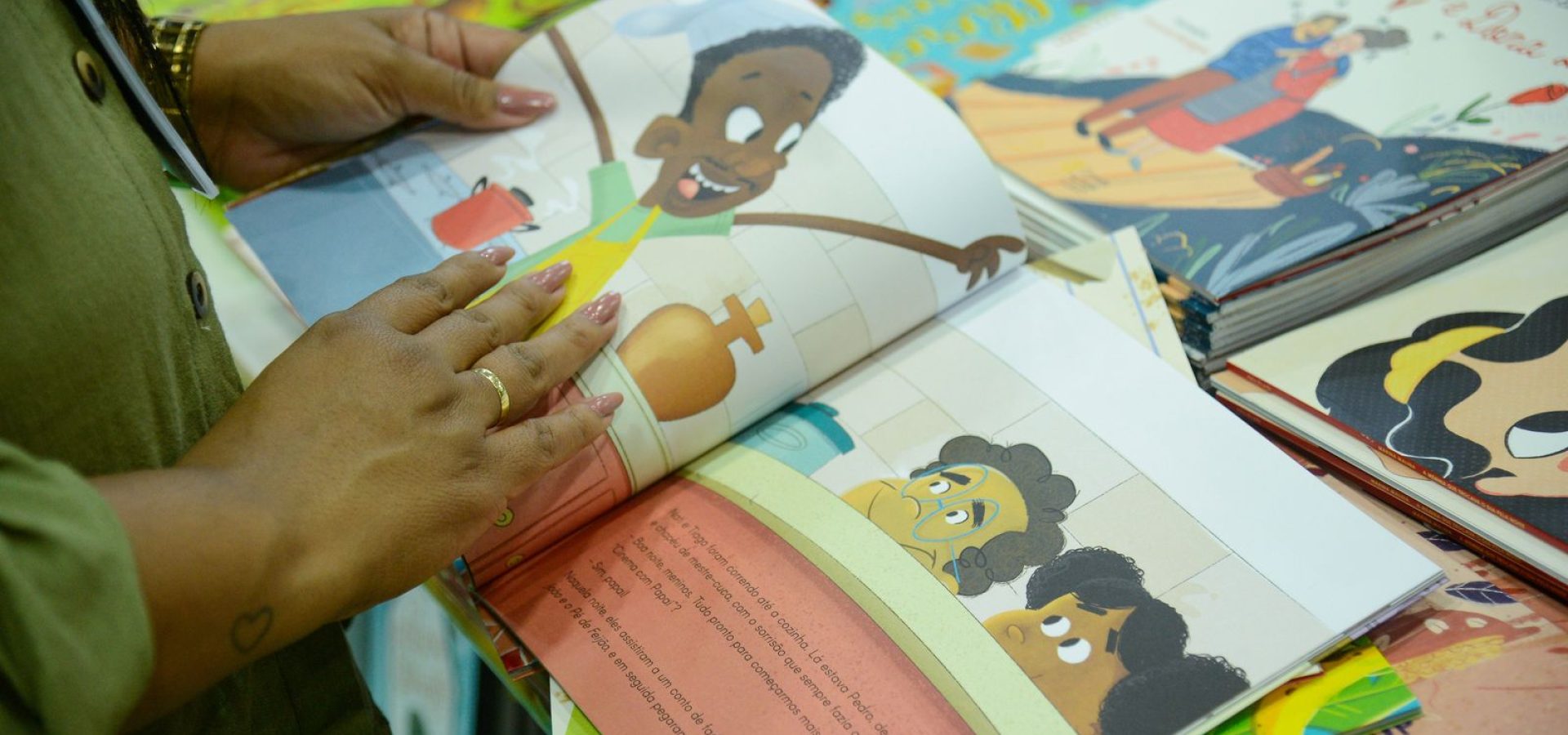 Bienal nas Escolas entra em clima de Copa para estimular leitura no RJ