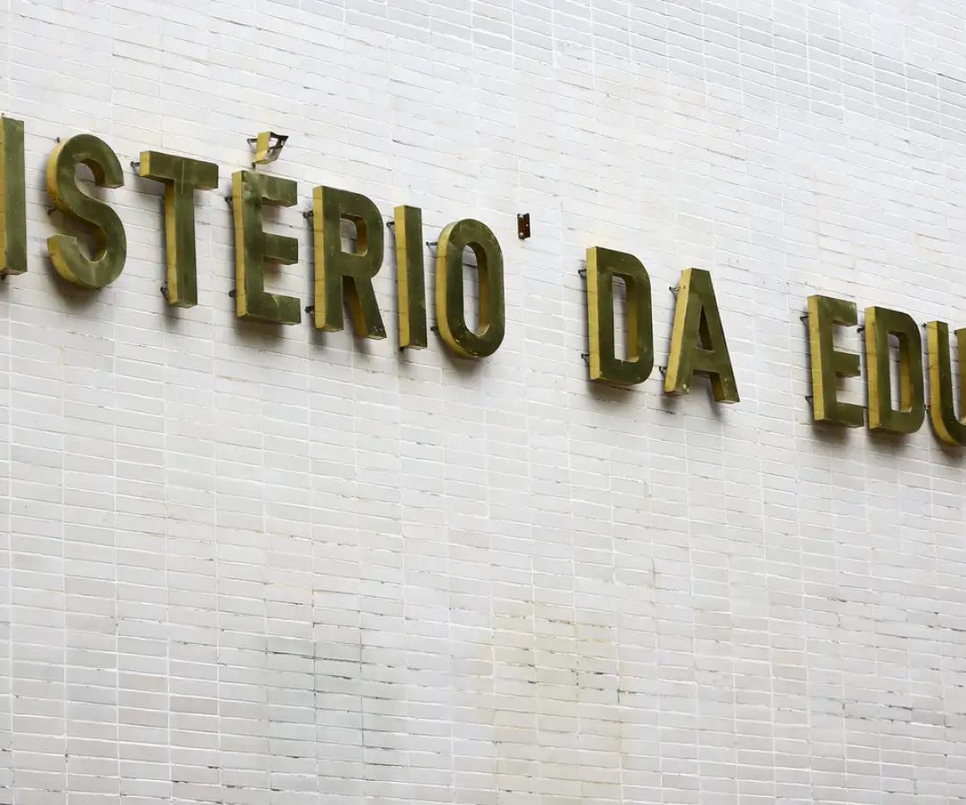 Formação de professores a distância mostra desempenho 53,1% inferior