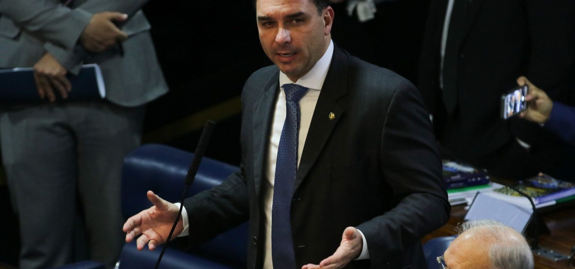 Defesa de Flávio Bolsonaro tentou levar caso Dark Horse a Mendonça