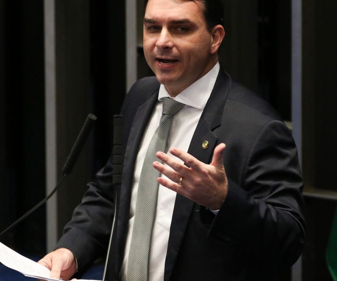 PGR pede que Flávio Bolsonaro seja ouvido por calúnia contra Lula