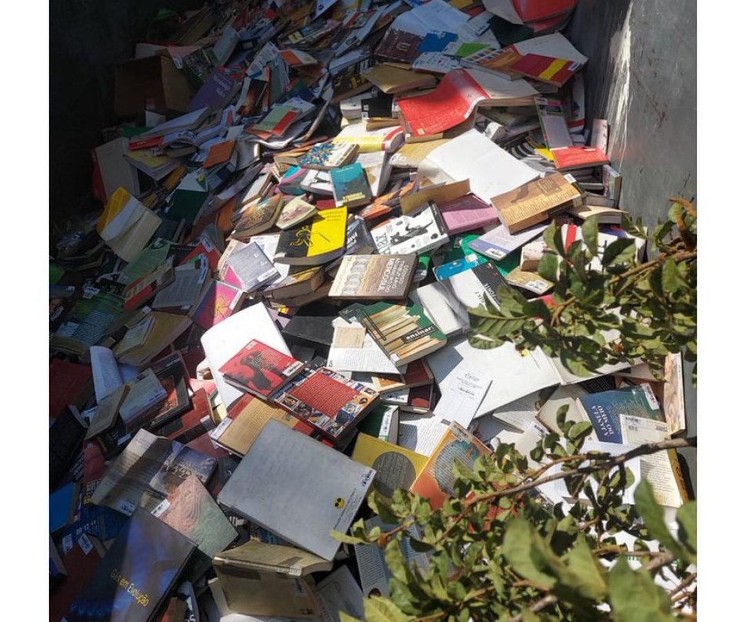 Prefeitura de Osasco joga no lixo livros de biblioteca municipal