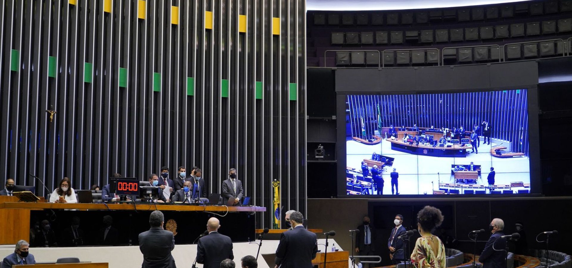 Dino intima partidos a explicar controle de emendas parlamentares