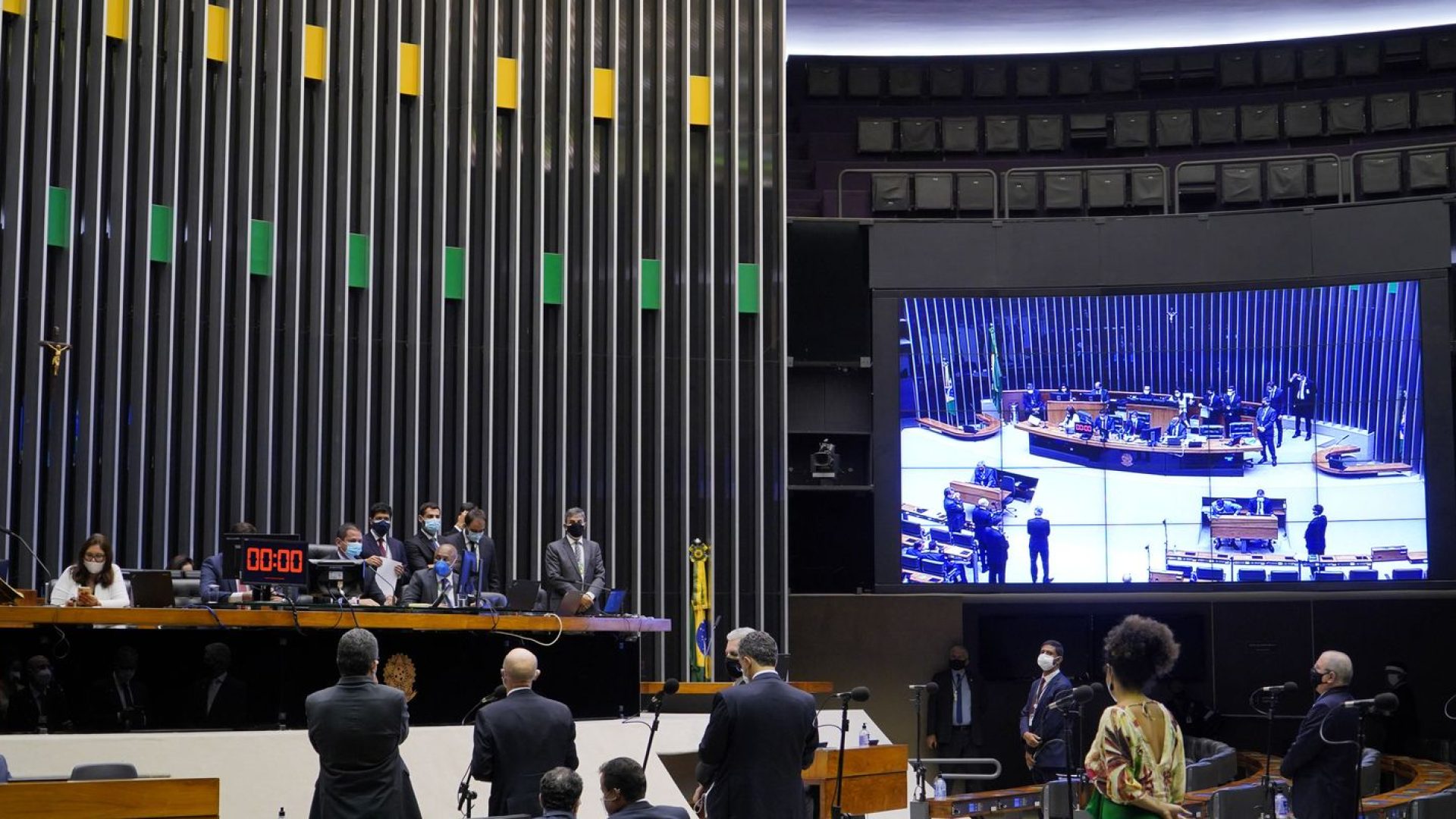 Dino intima partidos a explicar controle de emendas parlamentares