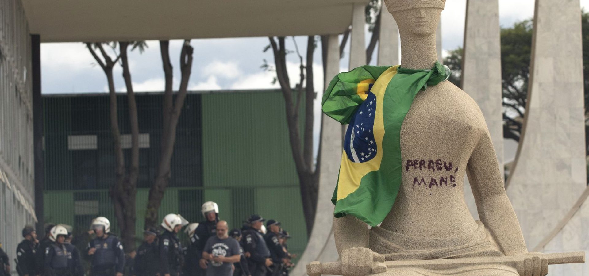 Moraes rejeita revisar pena de Débora do Batom, condenada pelo 8/1