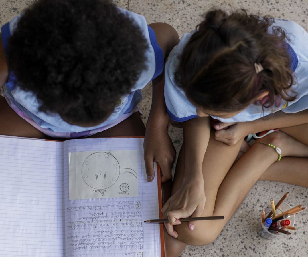 Metade dos estudantes não vê debate antirracista na escola, diz estudo