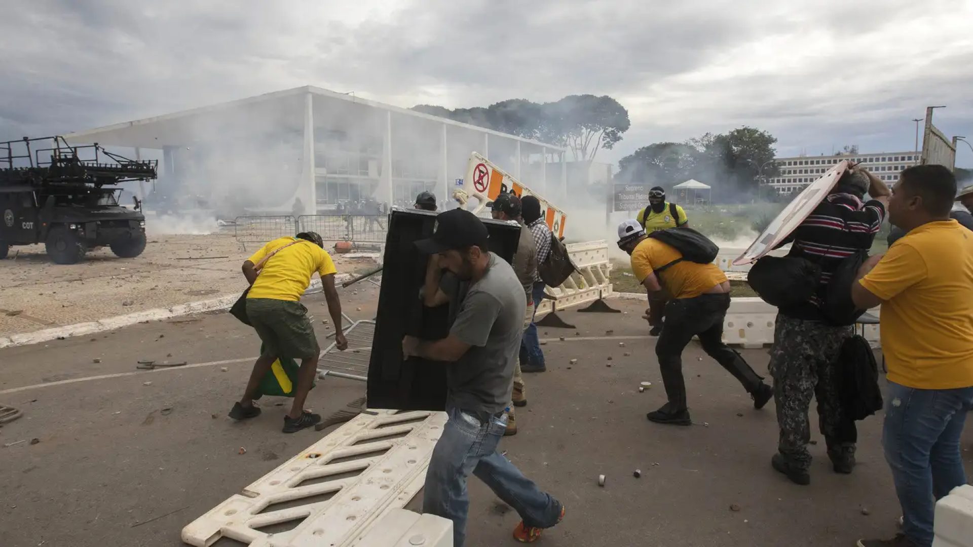 Moraes concede domiciliar a Fátima de Tubarão e mais 18 idosos do 8/01