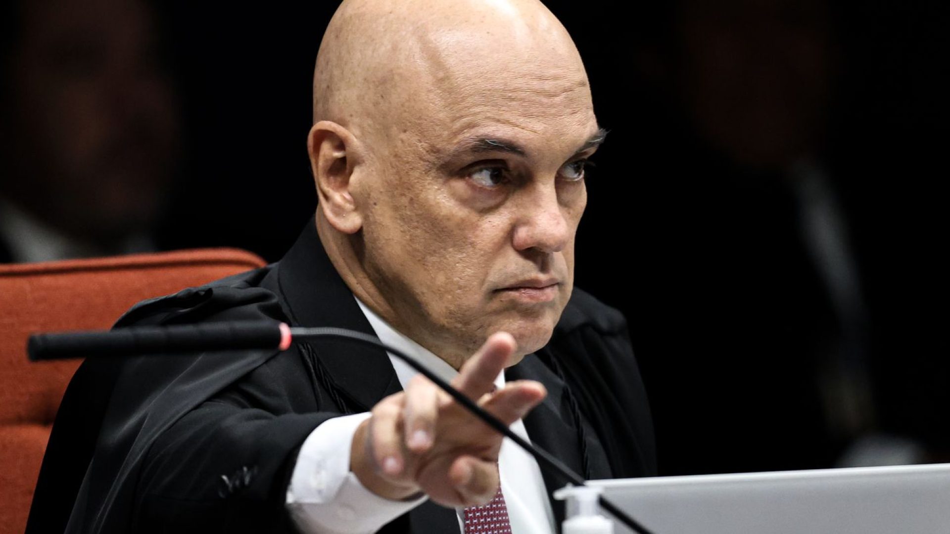Moraes vota por tornar ex-assessor réu por vazamento de informação
