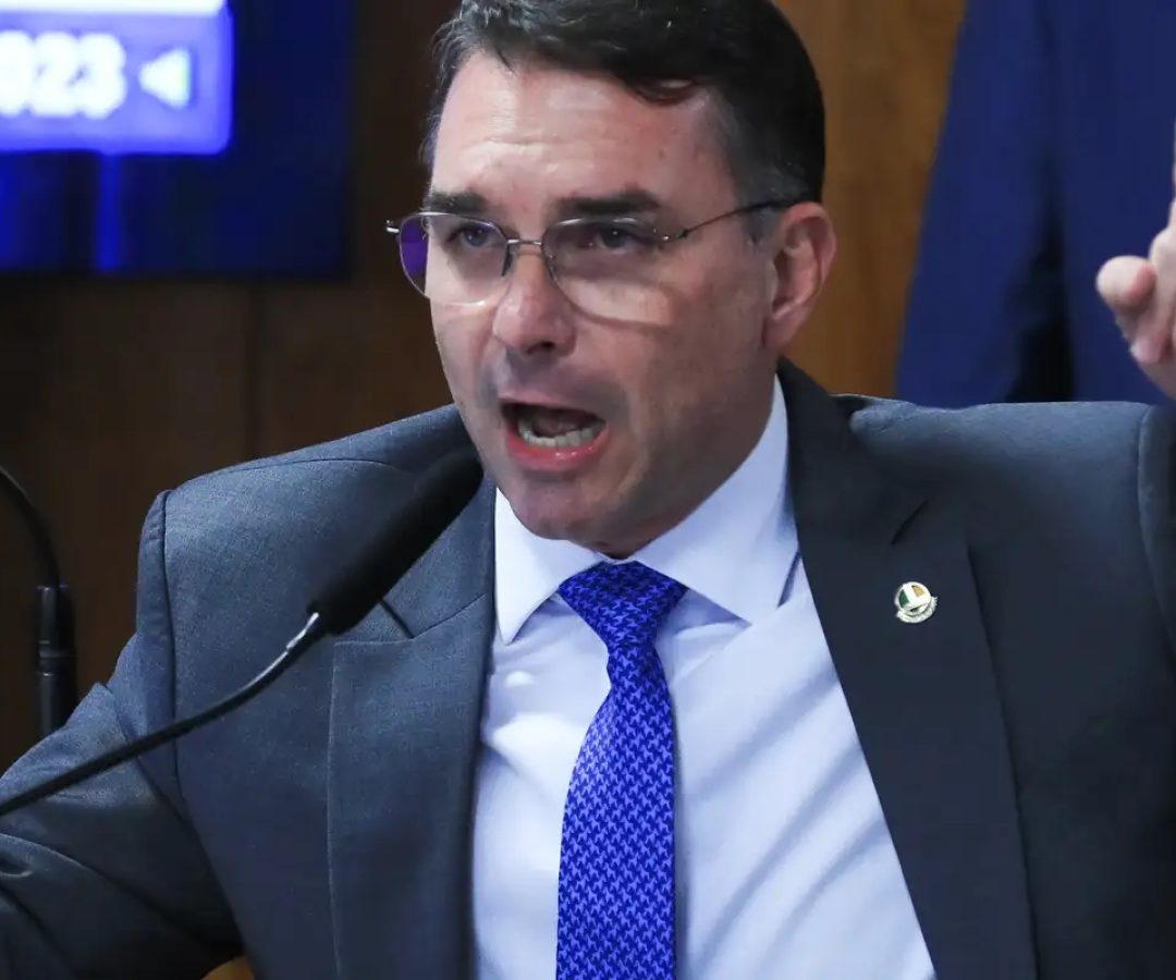 Missão pede investigação sobre filiação falsa de Flávio ao partido