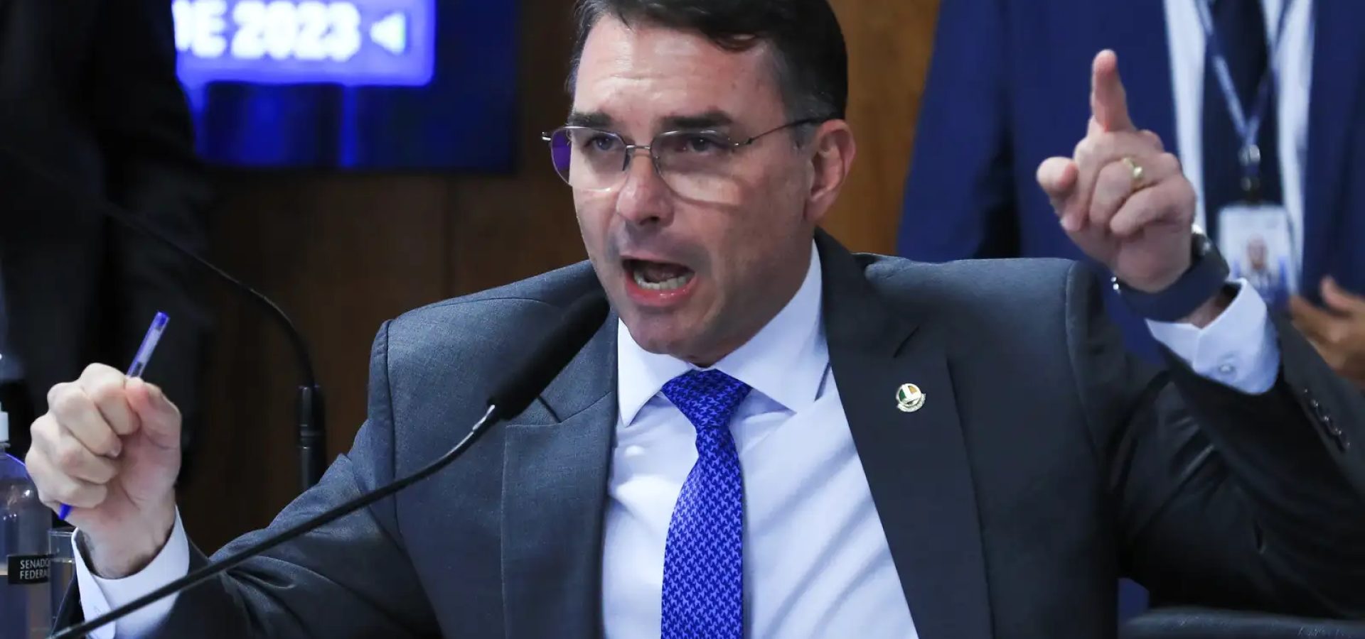 Missão pede investigação sobre filiação falsa de Flávio ao partido
