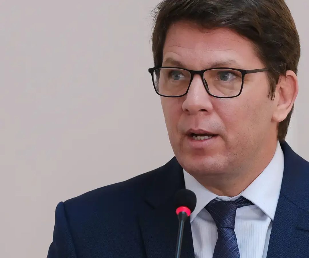 Dino aponta indícios de liderança de Mário Frias em desvio de emendas