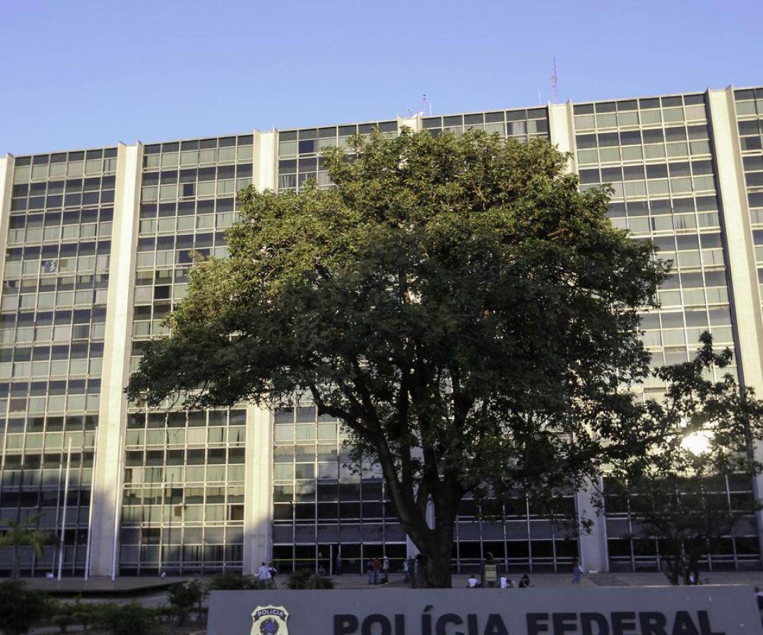 Polícia Federal faz operação para conter lavagem de dinheiro do PCC
