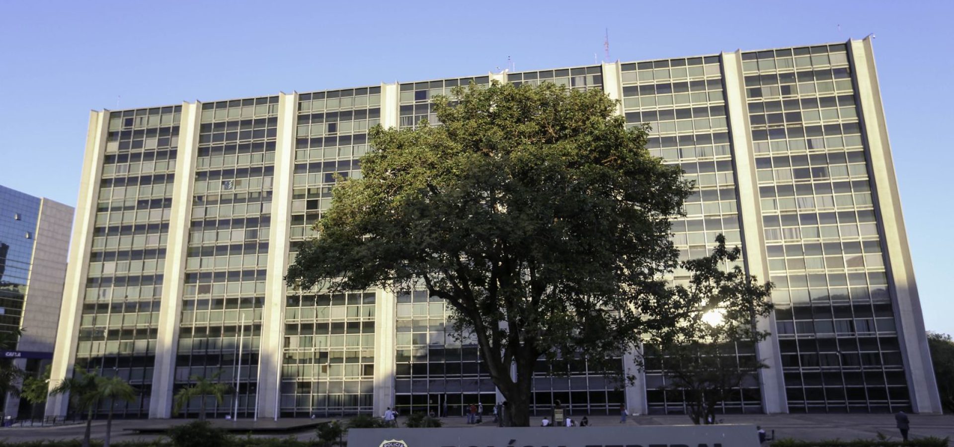 Polícia Federal faz operação para conter lavagem de dinheiro do PCC