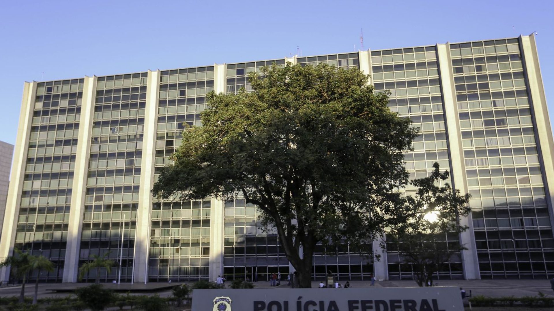 Polícia Federal faz operação para conter lavagem de dinheiro do PCC