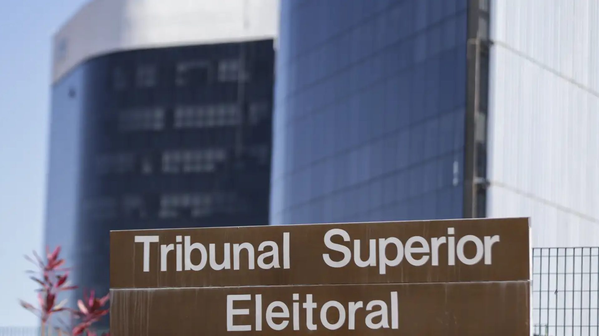 TSE barra anúncios de Lula acusando Flávio de ser contra escala 6x1