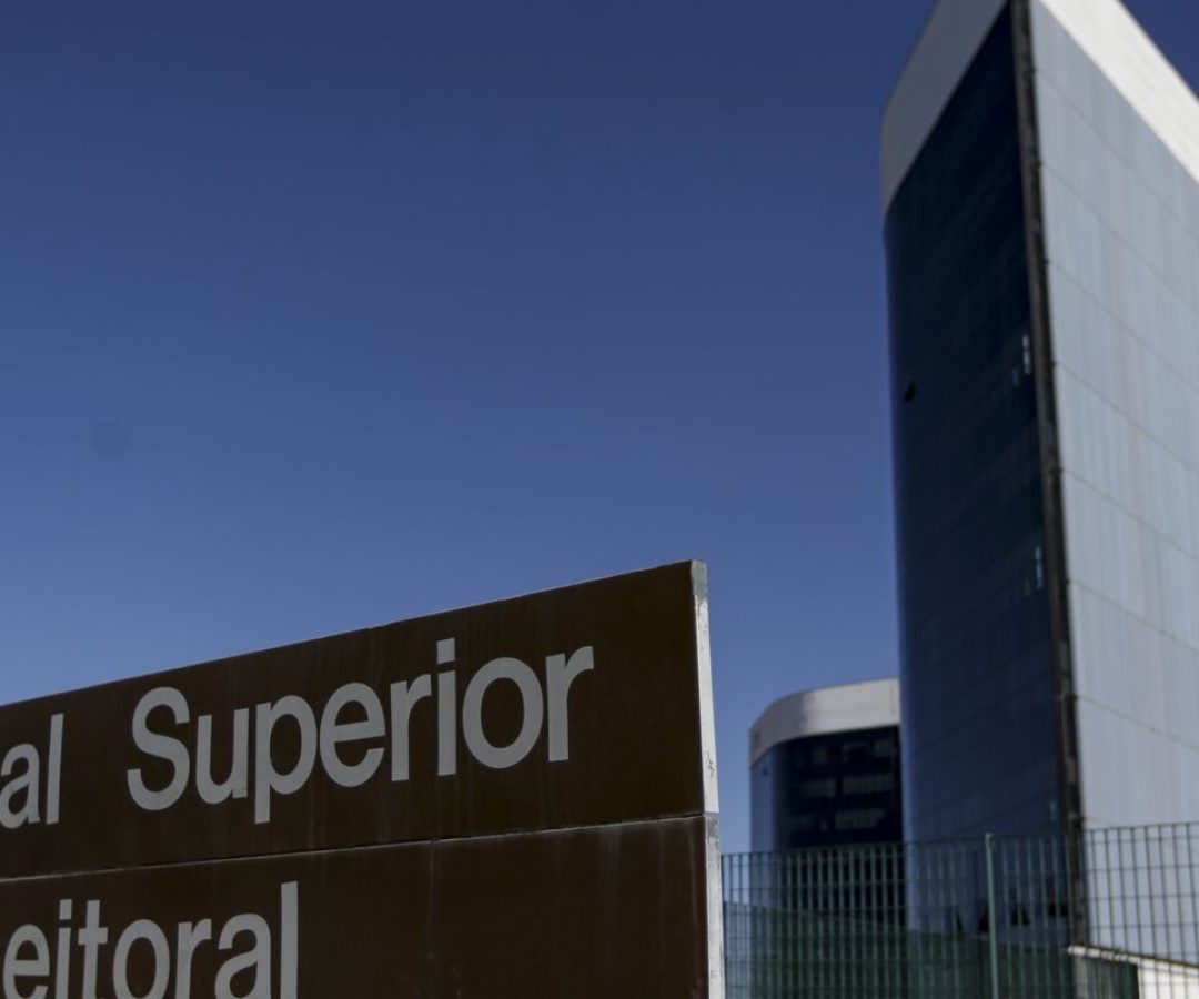 TSE retoma contagem de votos em todo o país