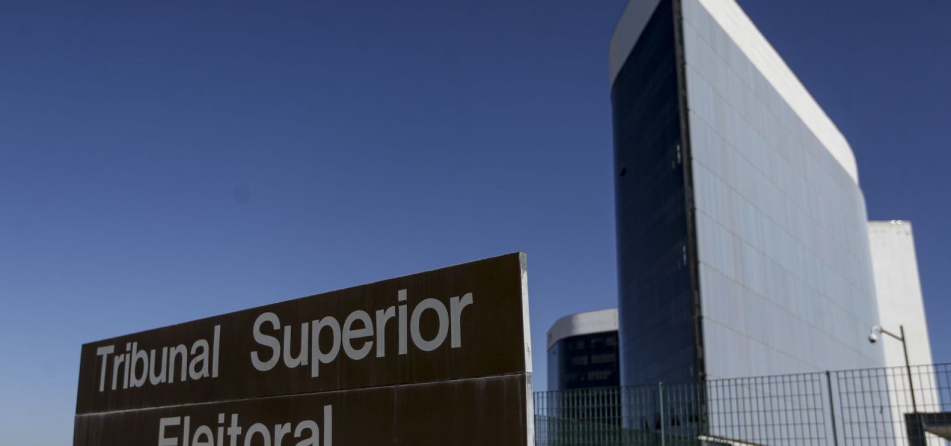 TSE retoma contagem de votos em todo o país