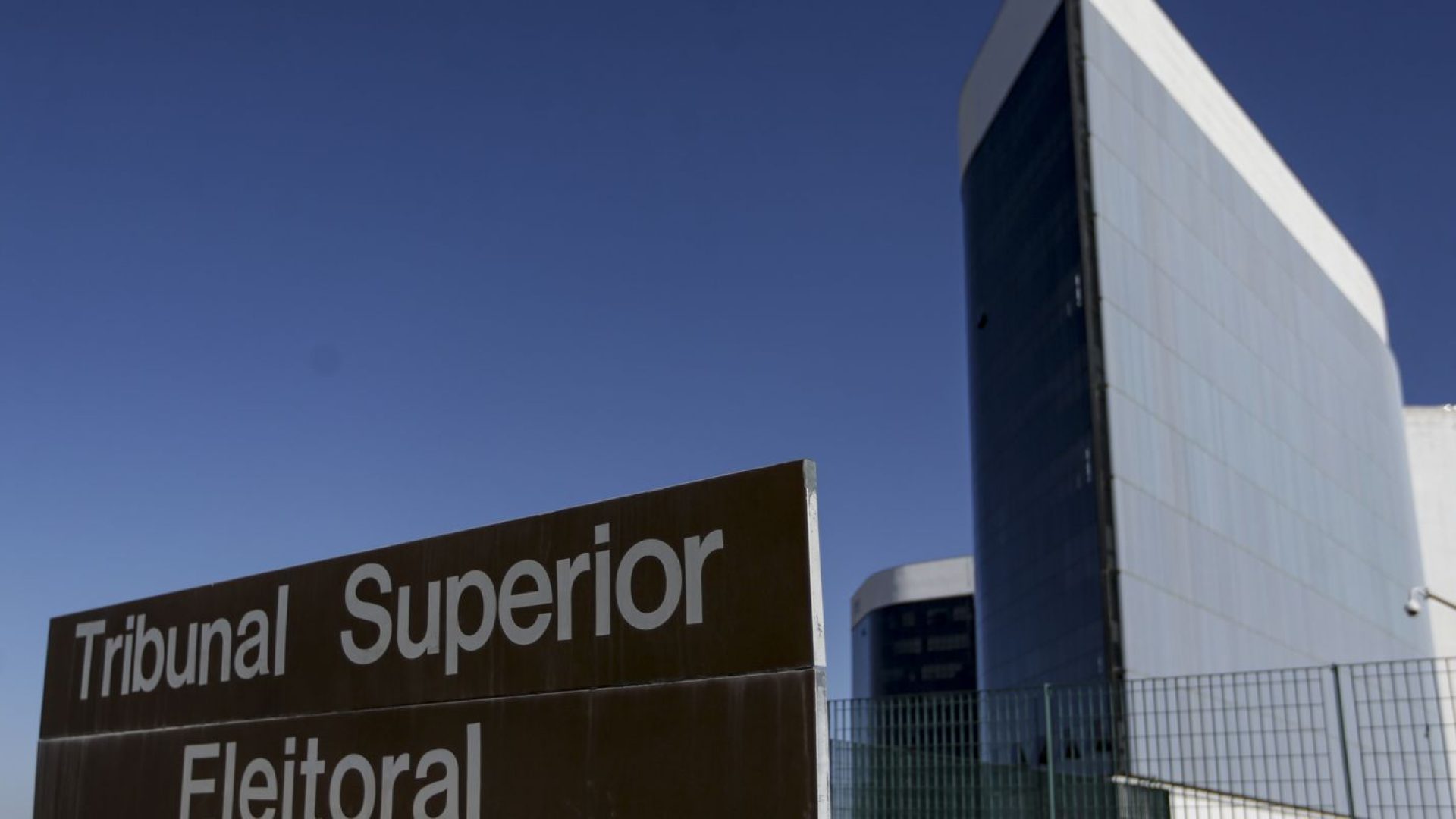 TSE retoma contagem de votos em todo o país